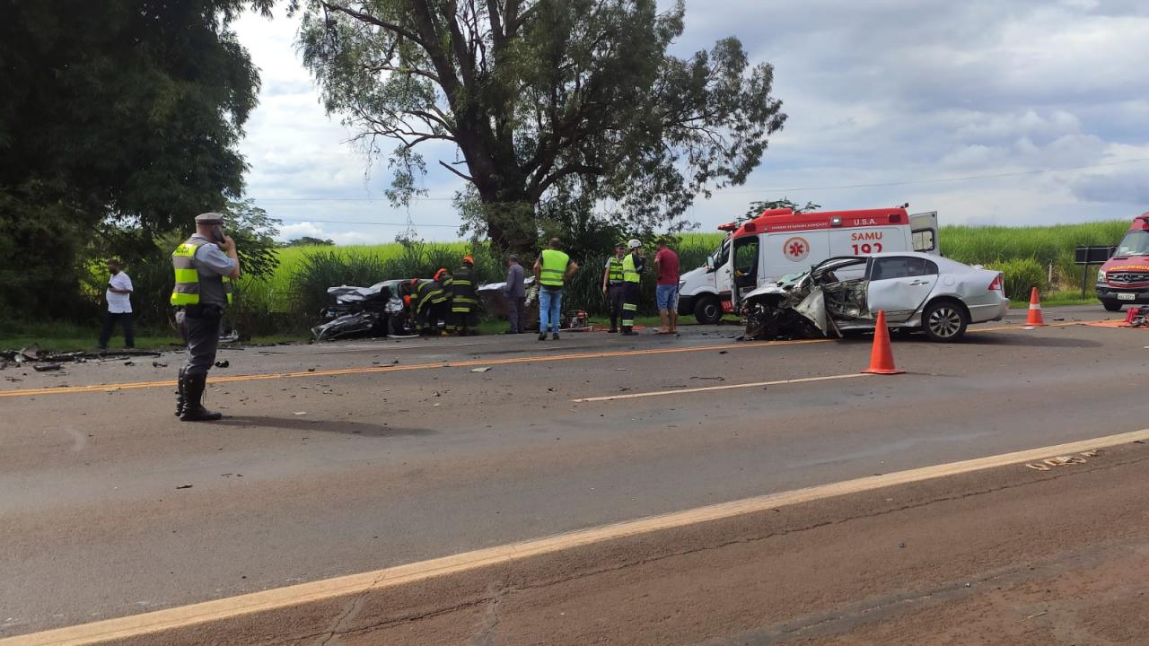 Foto 7 de 16 — Colisão entre 3 veículos provoca morte na SP-255